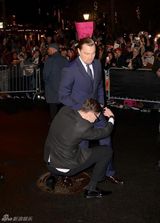 组图：莱昂纳多下体遭偷袭 面露微笑尴尬不已