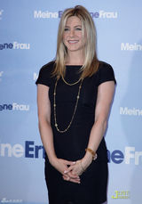 组图：安妮斯顿宣传新片 穿小黑裙现身优雅迷人