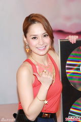 组图：阿娇(钟欣桐)《桐花》专辑祝捷会上欣喜落泪