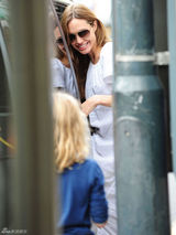 组图：36岁辣妈安吉丽娜-朱莉白裙现身咖啡馆