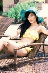 组图：UP Girls香港拍写真 清凉上阵秀惹火身材