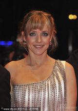 幻灯：《一个好人》首映人多势众 男女星热吻抢镜