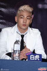 组图：NUEST四缺一抵台开唱 卖萌撒娇钓粉丝