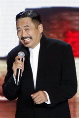 幻灯：周润发演孔子自称有种 得盛赞跪叩孔子后人