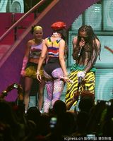 组图：麻辣鸡个唱粉丝强行上台 与保镖激烈扭打