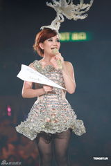 组图：梁静茹演唱会落幕 与表哥同台合唱