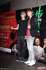 组图：郑元畅捧场舞台剧羡慕林依晨恋情稳定