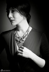 组图：陈数拍摄时尚杂志 长裙曳地展现精致侧颜