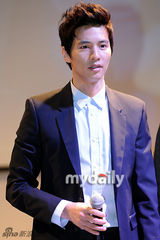 组图：元彬出席活动蓝色西装忧郁帅气