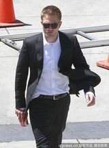 组图：罗伯特-帕丁森现身片场 黑装帅气似保镖