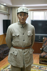 组图：新《亮剑》定妆照 甘婷婷黄志忠塑战争情侣