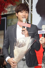 组图：贺军翔举办写真集《南法寄出》签售会