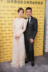 组图：金像奖得主后台秀奖杯 与小新合影