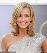 组图：拉拉-斯班瑟斜肩亮圈裙闪耀红毯