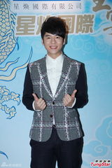 组图：郑欣宜崩溃悼亡母 许廷铿反击同志传闻