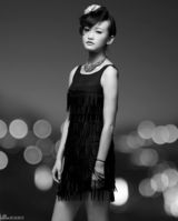 组图：秦子涵拍摄黑白大片 修身短裙时尚性感 