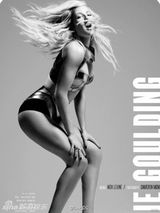 组图：绵羊音女歌手金属内衣装 爆乳狂浪甩发