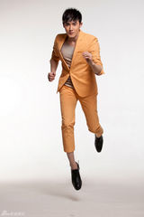 组图：张睿阳光写真 动感西装张扬青春本色