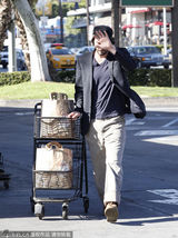 组图：里维斯一脸络腮胡出街 以手遮面不自信