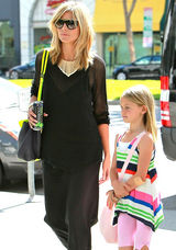 高清图：海蒂-克鲁姆和女儿出行黑衣背潮包现身