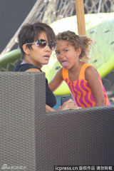 组图：哈利贝瑞挺肚逛街 爱女见镜头扮鬼脸