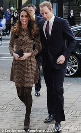 组图：凯特王妃黑丝美腿踩高跟不畏寒冬