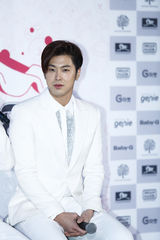 独家：东方神起出道十年开唱 白衣帅气兄弟情深