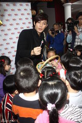 组图：炎亚纶幼儿园教钢琴 不排除将来当老师