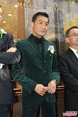 组图：梁家辉沪上吸金 私下被彭于晏叫“爹地”