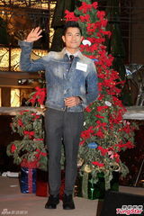 组图：郭富城享受秀肌肉 单身圣诞节与妈妈度过