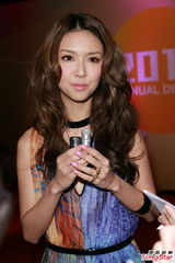 组图：薜凯琪露背深V晒身材 否认转行性感路线