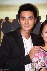 组图：张国立宣传《原乡》 与女演员避嫌