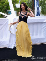 幻灯图集：《欲蛇》见面会 印度女星玛丽卡蟒蛇绕脖