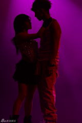 高清图：张佑赫狂学小沈阳笑全场 与莫文蔚贴身热舞