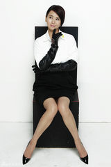 组图：翁虹入夏时尚大片 黑白演绎永恒经典