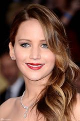 组图：詹妮弗-劳伦斯深蓝长裙大气现身红毯