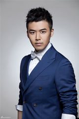 组图：王今铎西装大片眼神深邃 酷感十足