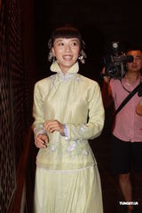 组图：王珞丹《红娘子》变“大家闺秀”首演年代剧