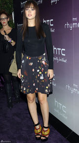 高清组图：莉顿-梅斯特黑裙亮相 串珠高跟鞋抢眼