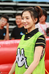 高清组图：阿朵骑单车走红毯  5大变装抢尽风头