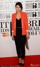 组图：Emma Willis深V套装亮相 尽显凹凸好身段