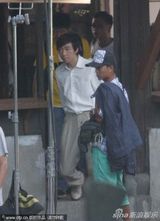 组图：俞灏明现身《爱在春天》片场 频捂脸似遮伤疤