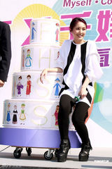 组图：杨千嬅音乐会劲爆献歌 赞俞灏明勇敢