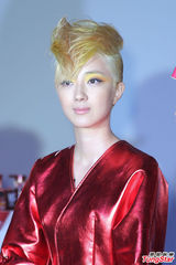 组图：桂纶镁金发造型示人 舞台上大玩变装秀