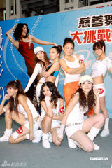 高清图：邓萃雯转“型”做舞后 跳劲舞展示健美身姿