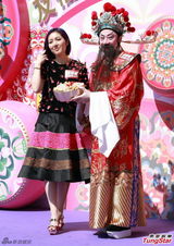 组图：杨千嬅亮相贺岁活动 桃花服饰优雅喜庆