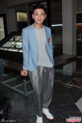 组图：黄宗泽否认多女靠近 徐子珊初尝激吻女生