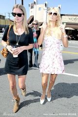 幻灯图集：帕丽斯-希尔顿名店扫货 镜子前自赏