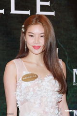 组图：乐基儿计划携母出游 文咏珊花朵裙亮眼