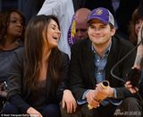 组图：库彻携女友看球 亲密互动库尼斯不停大笑